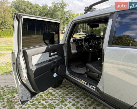 Серый Тойота ФЖ Крузер, объемом двигателя 3.96 л и пробегом 192 тыс. км за 38500 $, фото 7 на Automoto.ua