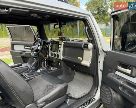 Серый Тойота ФЖ Крузер, объемом двигателя 3.96 л и пробегом 192 тыс. км за 38500 $, фото 12 на Automoto.ua