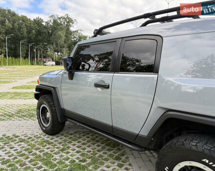 Серый Тойота ФЖ Крузер, объемом двигателя 3.96 л и пробегом 192 тыс. км за 38500 $, фото 2 на Automoto.ua