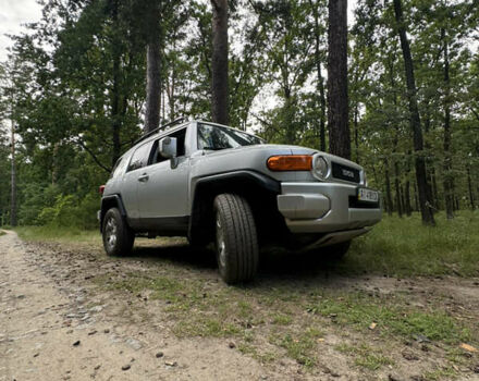 Сірий Тойота ФЖ Крузер, об'ємом двигуна 3.96 л та пробігом 252 тис. км за 18500 $, фото 1 на Automoto.ua