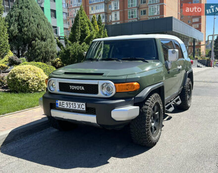 Зеленый Тойота ФЖ Крузер, объемом двигателя 3.96 л и пробегом 145 тыс. км за 27900 $, фото 3 на Automoto.ua