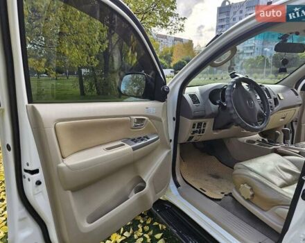 Тойота Фортунер 2007 в Черкассах на Automoto.ua Белый Тойота Фортунер, объемом двигателя 4 л и пробегом 268 тыс. км за 16800 $, фото 7 на Automoto.ua