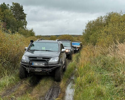 Черный Тойота Фортунер, объемом двигателя 3.96 л и пробегом 335 тыс. км за 14000 $, фото 4 на Automoto.ua