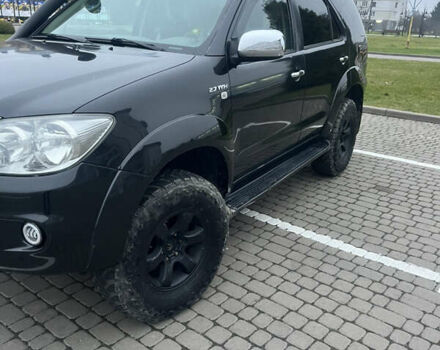 Черный Тойота Фортунер, объемом двигателя 2.7 л и пробегом 351 тыс. км за 12700 $, фото 1 на Automoto.ua