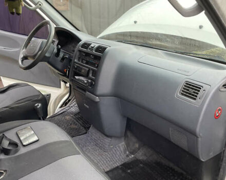 Белый Тойота Хиасе, объемом двигателя 2.49 л и пробегом 363 тыс. км за 7400 $, фото 2 на Automoto.ua