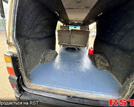 Белый Тойота Хиасе, объемом двигателя 2.5 л и пробегом 360 тыс. км за 3000 $, фото 1 на Automoto.ua