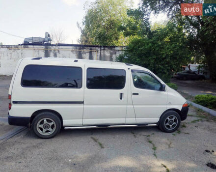 Белый Тойота Хиасе, объемом двигателя 2.5 л и пробегом 371 тыс. км за 12500 $, фото 1 на Automoto.ua