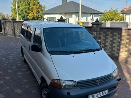 Білий Тойота Хіасє, об'ємом двигуна 2.49 л та пробігом 427 тис. км за 9500 $, фото 1 на Automoto.ua