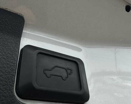 Белый Тойота Хайлендер, объемом двигателя 3.46 л и пробегом 199 тыс. км за 18000 $, фото 14 на Automoto.ua