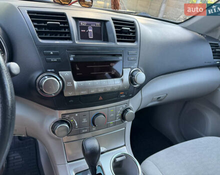 Белый Тойота Хайлендер, объемом двигателя 3.46 л и пробегом 200 тыс. км за 16000 $, фото 5 на Automoto.ua