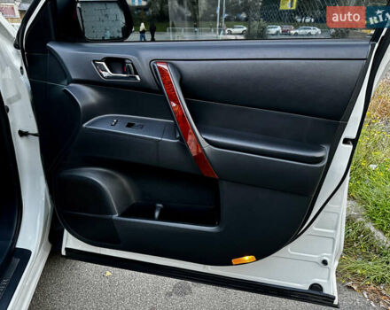 Білий Тойота Хайлендер, об'ємом двигуна 3.46 л та пробігом 175 тис. км за 16500 $, фото 28 на Automoto.ua