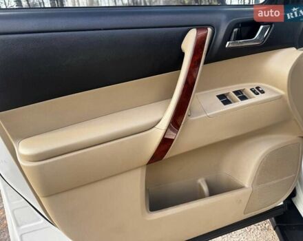 Белый Тойота Хайлендер, объемом двигателя 3.46 л и пробегом 207 тыс. км за 16850 $, фото 18 на Automoto.ua