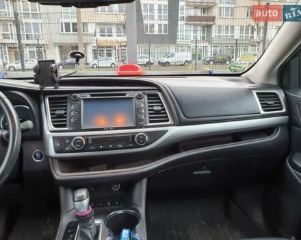 Белый Тойота Хайлендер, объемом двигателя 3.55 л и пробегом 220 тыс. км за 20515 $, фото 6 на Automoto.ua