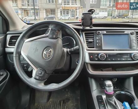 Белый Тойота Хайлендер, объемом двигателя 3.55 л и пробегом 220 тыс. км за 20515 $, фото 5 на Automoto.ua