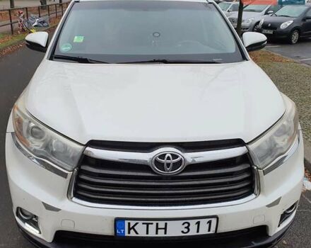 Белый Тойота Хайлендер, объемом двигателя 3.55 л и пробегом 220 тыс. км за 20515 $, фото 2 на Automoto.ua