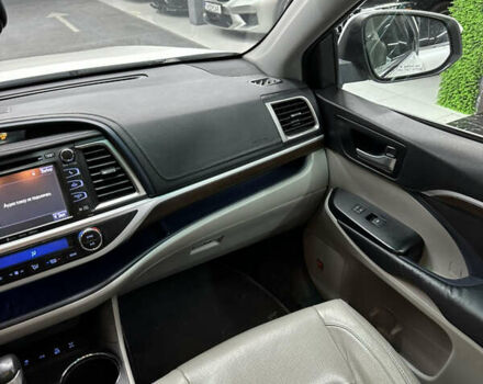 Белый Тойота Хайлендер, объемом двигателя 3.5 л и пробегом 145 тыс. км за 24800 $, фото 9 на Automoto.ua