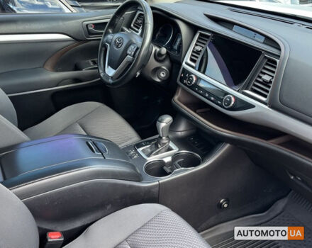 Белый Тойота Хайлендер, объемом двигателя 2.7 л и пробегом 136 тыс. км за 24700 $, фото 5 на Automoto.ua