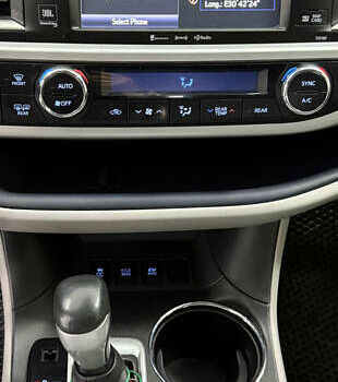 Белый Тойота Хайлендер, объемом двигателя 3.46 л и пробегом 100 тыс. км за 34000 $, фото 27 на Automoto.ua