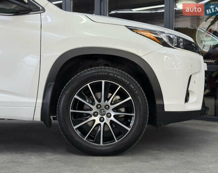 Белый Тойота Хайлендер, объемом двигателя 3.46 л и пробегом 74 тыс. км за 32900 $, фото 4 на Automoto.ua