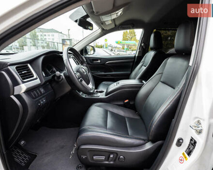 Белый Тойота Хайлендер, объемом двигателя 3.46 л и пробегом 26 тыс. км за 37950 $, фото 4 на Automoto.ua