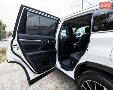 Белый Тойота Хайлендер, объемом двигателя 3.46 л и пробегом 26 тыс. км за 37950 $, фото 49 на Automoto.ua