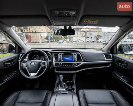 Белый Тойота Хайлендер, объемом двигателя 3.46 л и пробегом 26 тыс. км за 37950 $, фото 3 на Automoto.ua