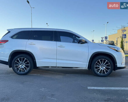 Белый Тойота Хайлендер, объемом двигателя 3.46 л и пробегом 149 тыс. км за 32700 $, фото 3 на Automoto.ua