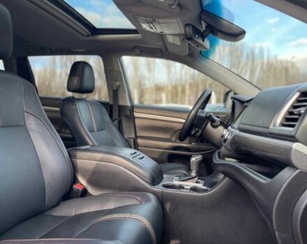 Белый Тойота Хайлендер, объемом двигателя 3.5 л и пробегом 125 тыс. км за 33600 $, фото 19 на Automoto.ua