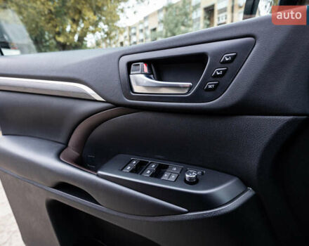 Белый Тойота Хайлендер, объемом двигателя 3.46 л и пробегом 26 тыс. км за 37950 $, фото 47 на Automoto.ua