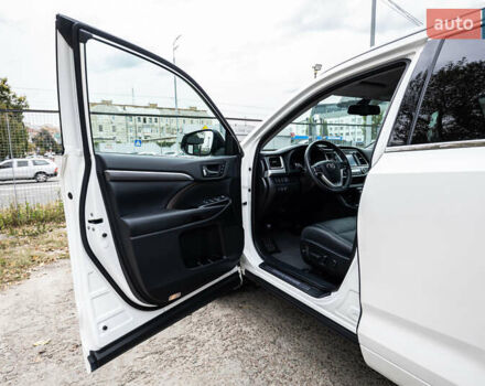 Белый Тойота Хайлендер, объемом двигателя 3.46 л и пробегом 26 тыс. км за 37950 $, фото 46 на Automoto.ua