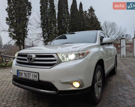 Белый Тойота Хайлендер, объемом двигателя 3.46 л и пробегом 174 тыс. км за 18000 $, фото 1 на Automoto.ua