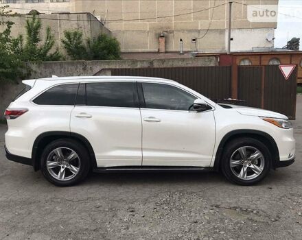 Белый Тойота Хайлендер, объемом двигателя 3.5 л и пробегом 218 тыс. км за 24499 $, фото 1 на Automoto.ua