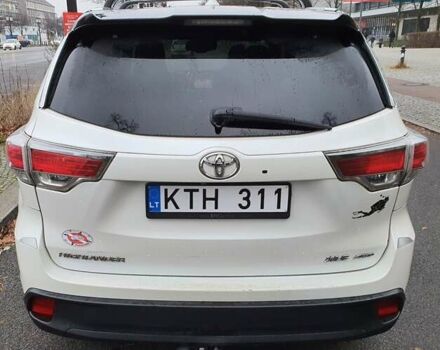 Белый Тойота Хайлендер, объемом двигателя 3.55 л и пробегом 220 тыс. км за 20515 $, фото 1 на Automoto.ua