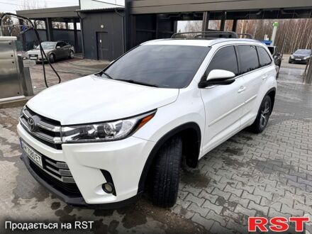 Белый Тойота Хайлендер, объемом двигателя 3.5 л и пробегом 126 тыс. км за 23500 $, фото 1 на Automoto.ua