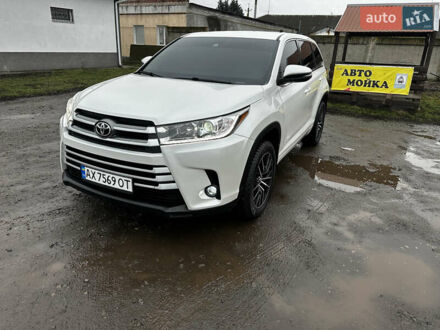 Белый Тойота Хайлендер, объемом двигателя 2.67 л и пробегом 113 тыс. км за 25000 $, фото 1 на Automoto.ua