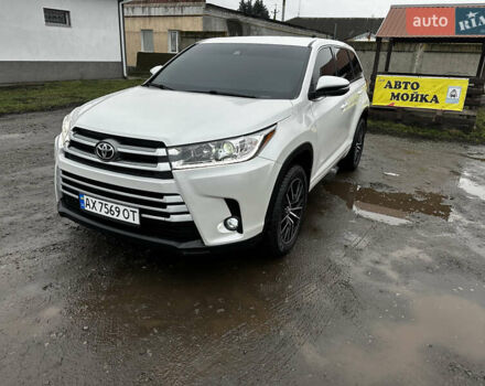 Белый Тойота Хайлендер, объемом двигателя 2.67 л и пробегом 113 тыс. км за 25000 $, фото 1 на Automoto.ua