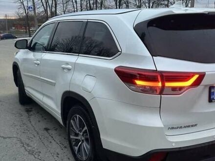 Тойота Хайлендер 2017 в Буче на Automoto.ua Белый Тойота Хайлендер, объемом двигателя 3.46 л и пробегом 170 тыс. км за 24500 $, фото 1 на Automoto.ua