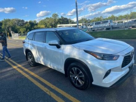 Белый Тойота Хайлендер, объемом двигателя 2.5 л и пробегом 12 тыс. км за 28750 $, фото 1 на Automoto.ua