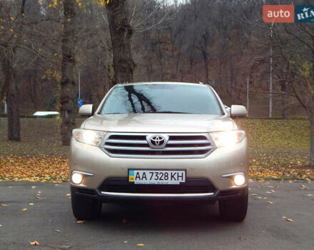 Бежевий Тойота Хайлендер, об'ємом двигуна 3.46 л та пробігом 232 тис. км за 14498 $, фото 1 на Automoto.ua