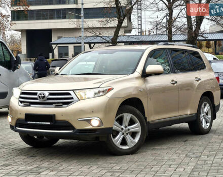 Бежевый Тойота Хайлендер, объемом двигателя 3.46 л и пробегом 302 тыс. км за 18600 $, фото 1 на Automoto.ua