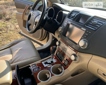Тойота Хайлендер 2011 в Верхнеднепровске на Automoto.ua Бежевый Тойота Хайлендер, объемом двигателя 3.49 л и пробегом 290 тыс. км за 18000 $, фото 7 на Automoto.ua