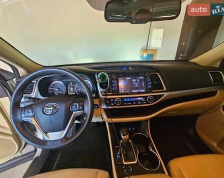 Тойота Хайлендер 2016 в Киеве на Automoto.ua Бежевый Тойота Хайлендер, объемом двигателя 3.55 л и пробегом 165 тыс. км за 24500 $, фото 14 на Automoto.ua