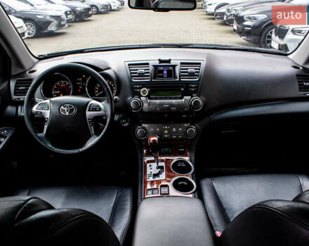 Черный Тойота Хайлендер, объемом двигателя 3.46 л и пробегом 316 тыс. км за 16300 $, фото 2 на Automoto.ua