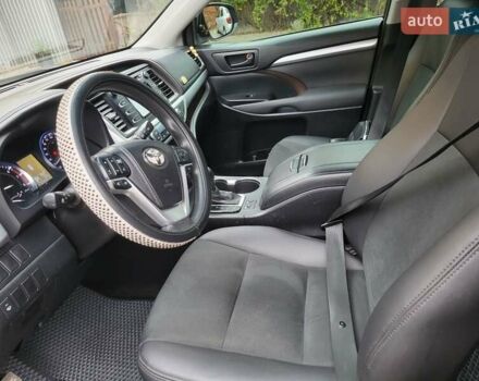 Черный Тойота Хайлендер, объемом двигателя 3.46 л и пробегом 269 тыс. км за 20000 $, фото 3 на Automoto.ua