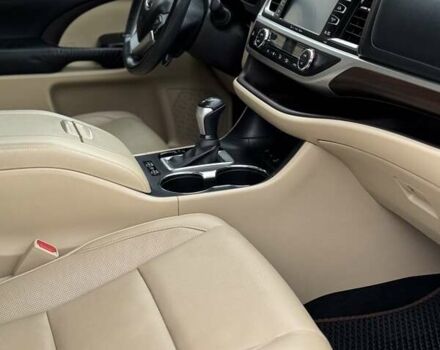 Черный Тойота Хайлендер, объемом двигателя 3.5 л и пробегом 180 тыс. км за 23500 $, фото 4 на Automoto.ua