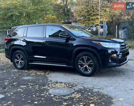Черный Тойота Хайлендер, объемом двигателя 3.46 л и пробегом 200 тыс. км за 24500 $, фото 1 на Automoto.ua