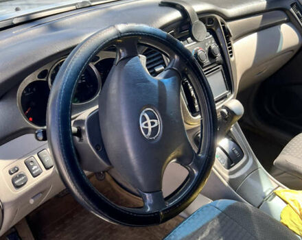 Серый Тойота Хайлендер, объемом двигателя 2.4 л и пробегом 300 тыс. км за 7700 $, фото 1 на Automoto.ua