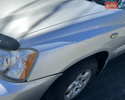 Серый Тойота Хайлендер, объемом двигателя 2.4 л и пробегом 300 тыс. км за 7700 $, фото 3 на Automoto.ua