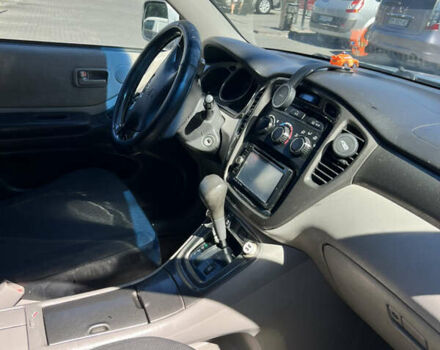 Серый Тойота Хайлендер, объемом двигателя 2.4 л и пробегом 300 тыс. км за 7700 $, фото 5 на Automoto.ua