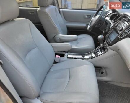 Серый Тойота Хайлендер, объемом двигателя 3.3 л и пробегом 250 тыс. км за 10000 $, фото 10 на Automoto.ua